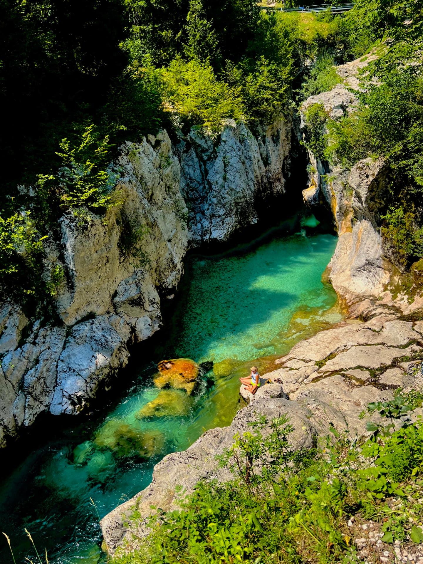 Kanjon z turkizno vodo / Canyon with turquoise water
