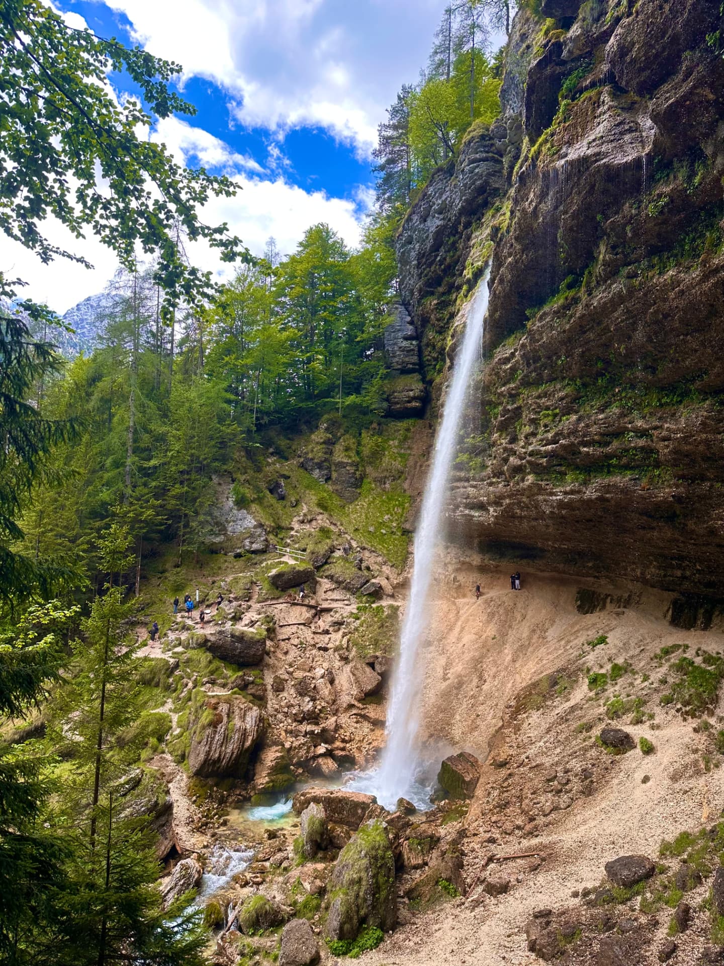 Slap poleg pohodne poti / Waterfall beside a hiking trail
