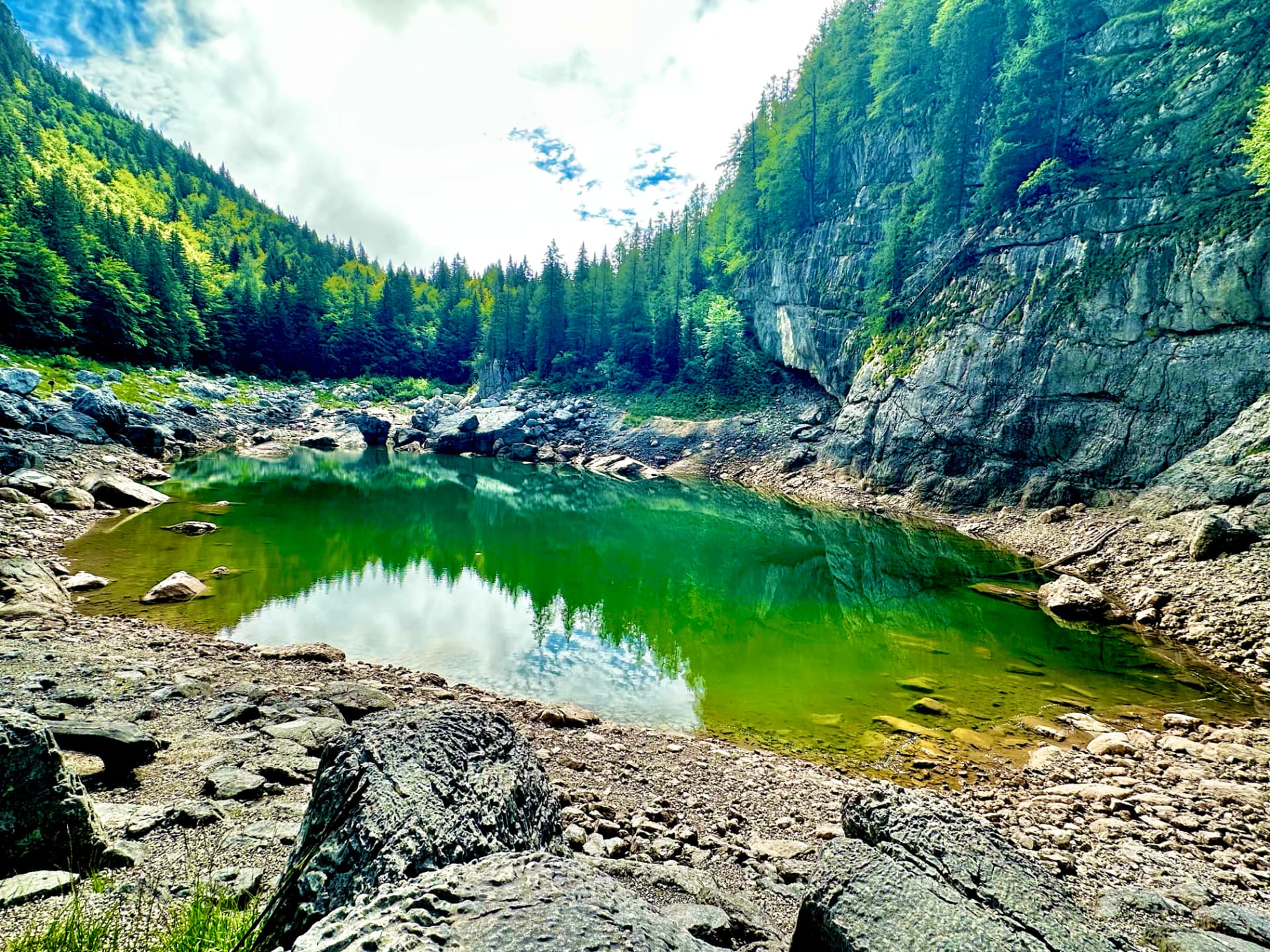 Zeleno planinsko jezero / Green mountain lake