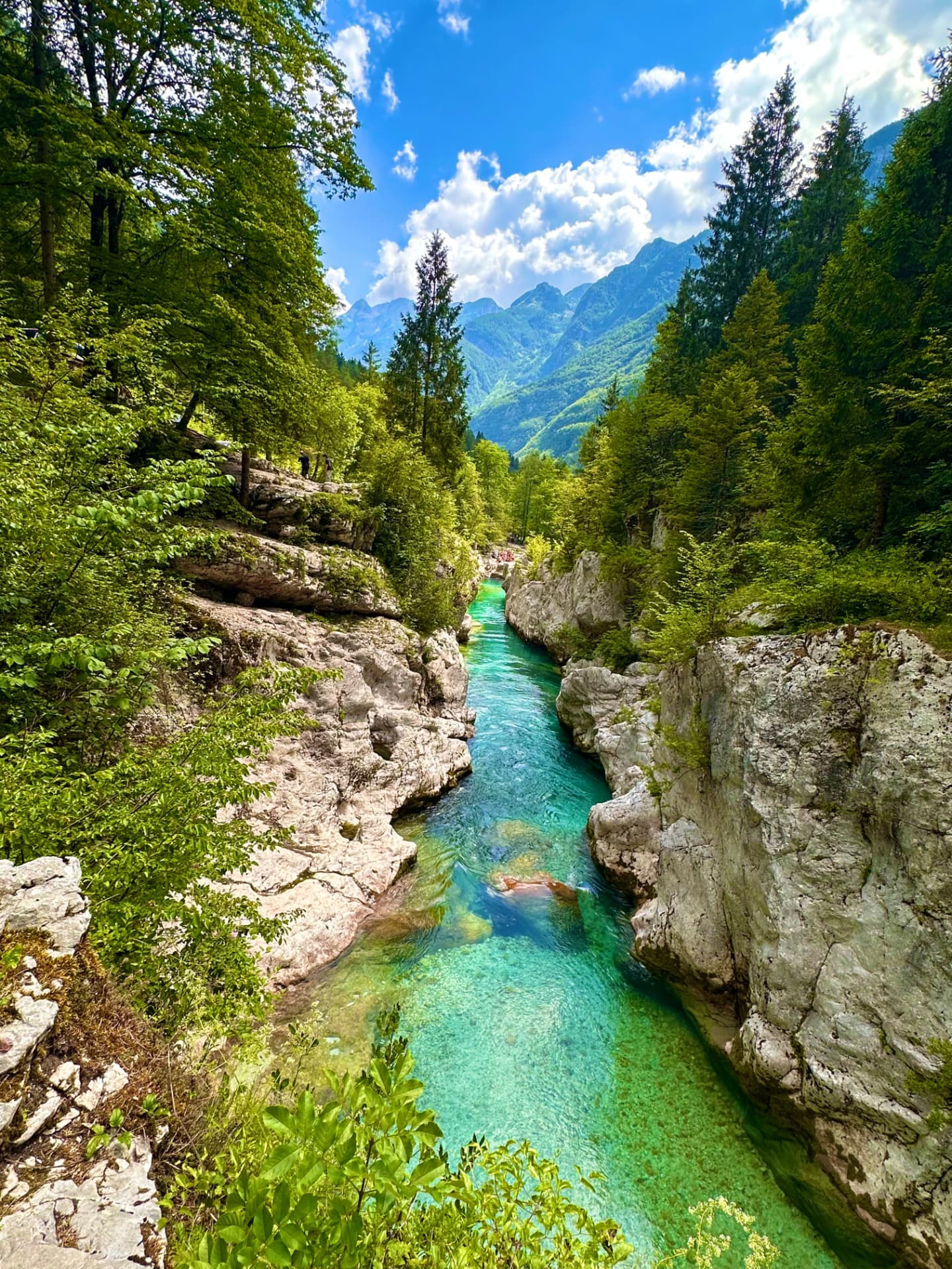 Turkizna reka skozi kanjon / Turquoise river through a canyon