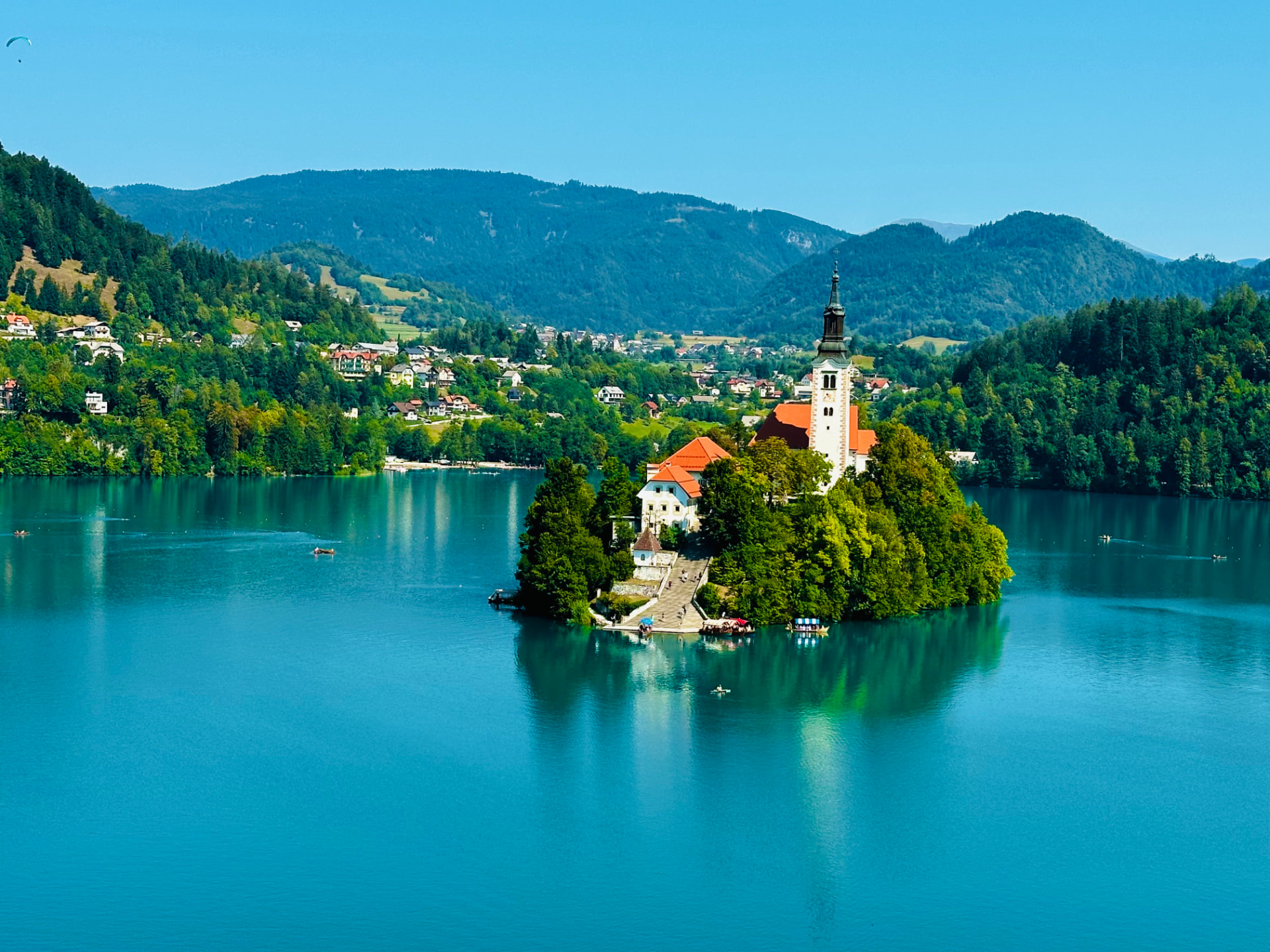 Blejsko jezero z otokom / Lake Bled with island